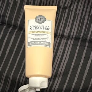 IT Cosmetics Confidence in a Cleanser - Tan